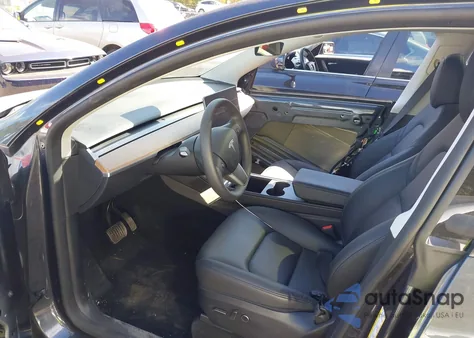 2024 Tesla Model Y Long Range Dual Motor All-Wheel Drive z USA, uszkodzony, nr VIN 7SAYGDEE6RA299129